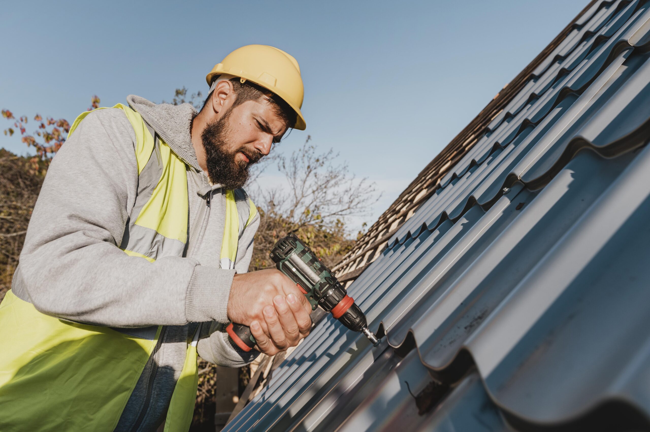 De belangrijkste overwegingen bij het kiezen van de juiste dakwerker voor uw zonne-energieproject